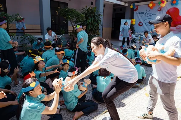 Biểu tượng kiểm tra hoạt động tài khoản với biểu đồ và kính lúp