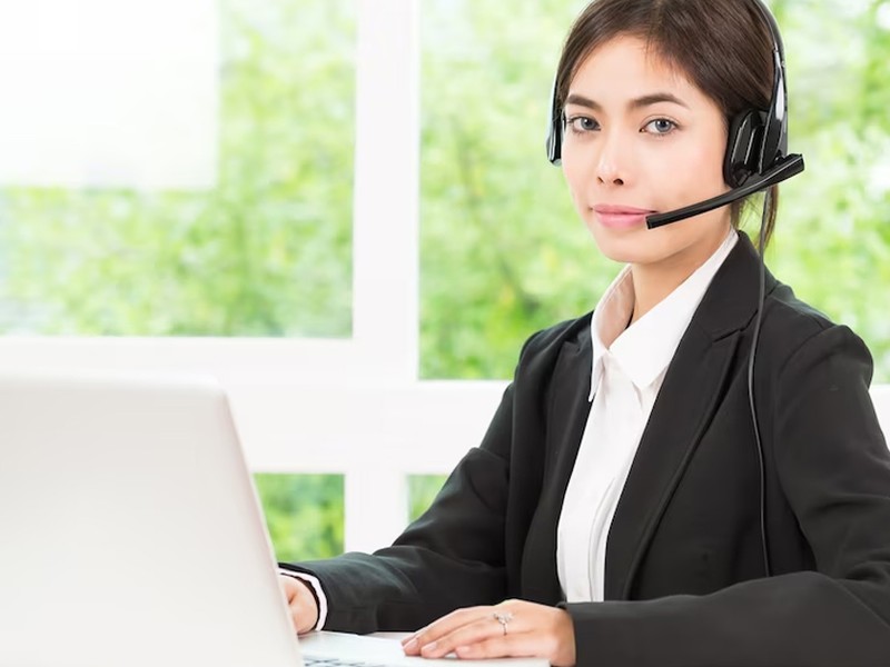 Nhân viên hỗ trợ khách hàng của 13win bet